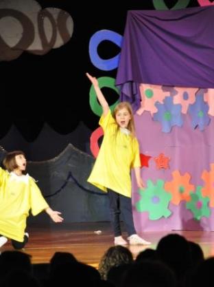 Bethan sings the plain belly sneetch song