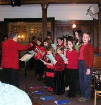 Joyful Noise Choir sings at Sonnenberg Mansion