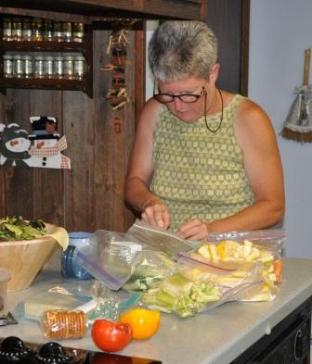 Jan prepares a salad