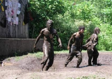 Actors in mud or statues?